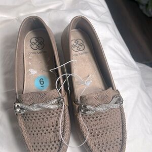 Women’s shoes size 6